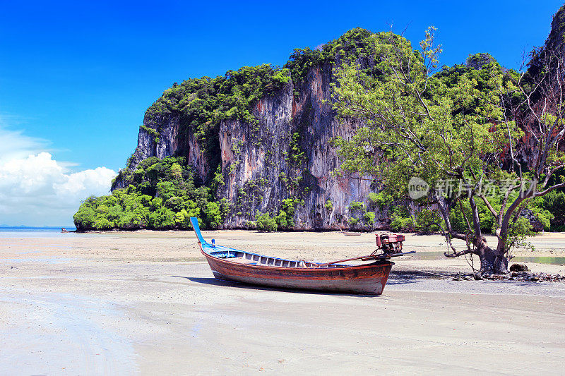 长尾船在Phra Nang海滩搁浅